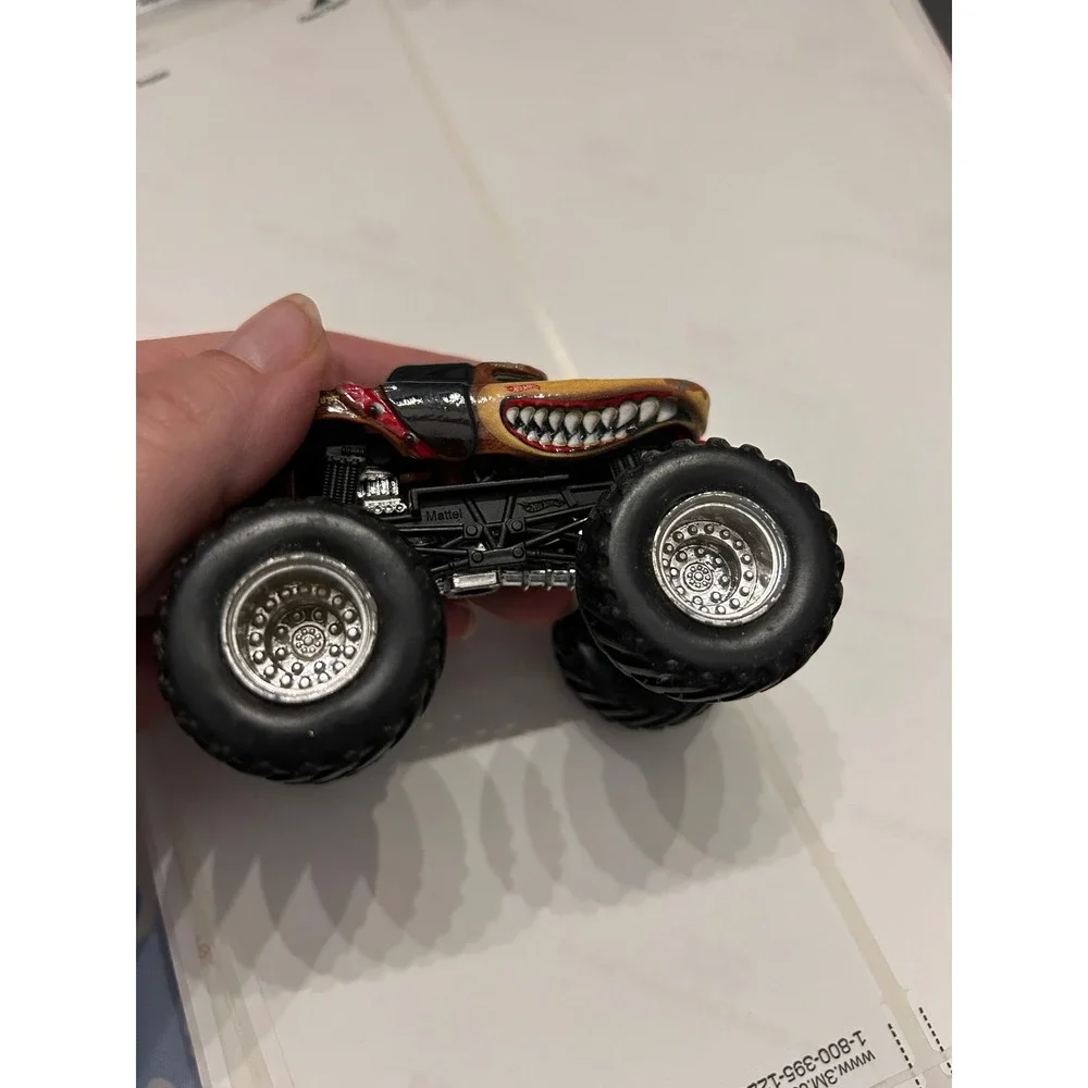 Hot Wheels Monster Jam Monster Mutt 2010 Freestyle Champion Diecast Truck 1:64